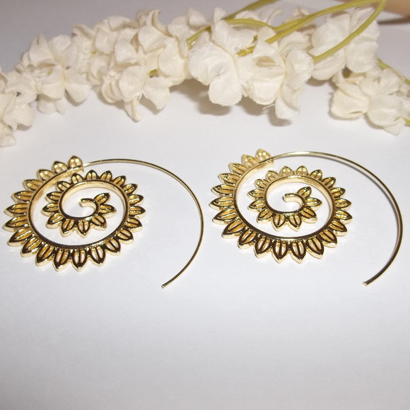 CLEARANCE! PRICE IS FIRM! Gold Huggie Hoop Earring Spiral Tribal Edgy 4718 - Picture 4 of 8